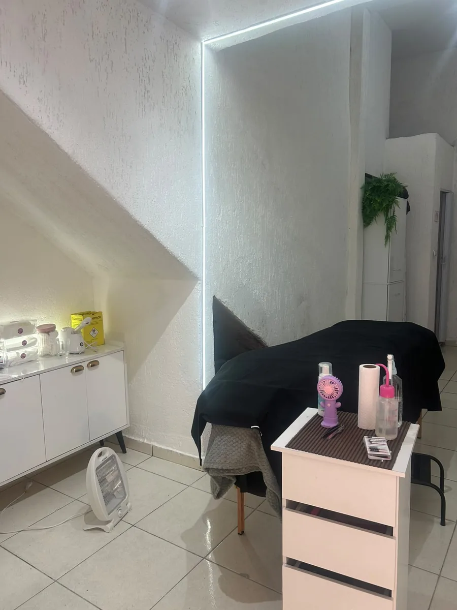 Sala de atendimento com maca e iluminação em LED